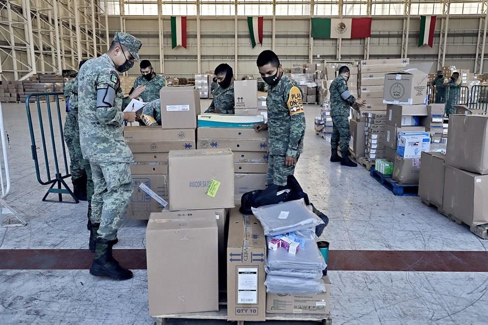 En el almacén, los soldados se mueven con precisión y orden, apenas sale un camión o despega un avión y ellos vuelven a colocar tarimas y cajas para proveer los siguientes.