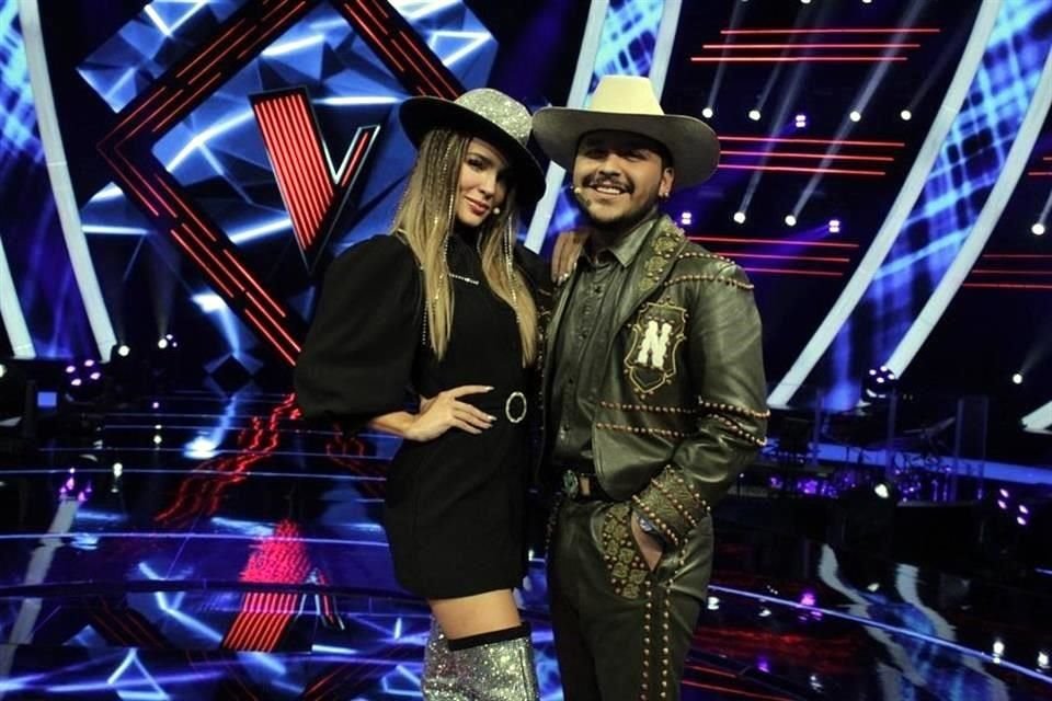 Belinda y Christian Nodal comparten en el programa 'La Voz'.