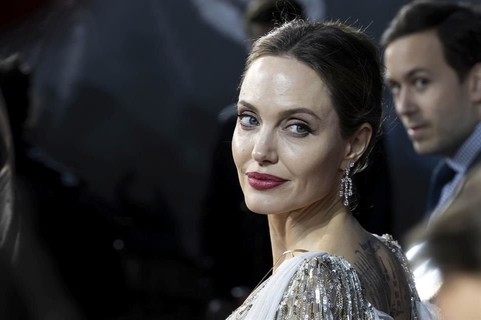 En los documentos que Angelina Jolie presentó, ella señaló al juez privado que lleva su divorcio por no hablar detalladamente de trabajos anteriores que hizo con abogada de su ex pareja.