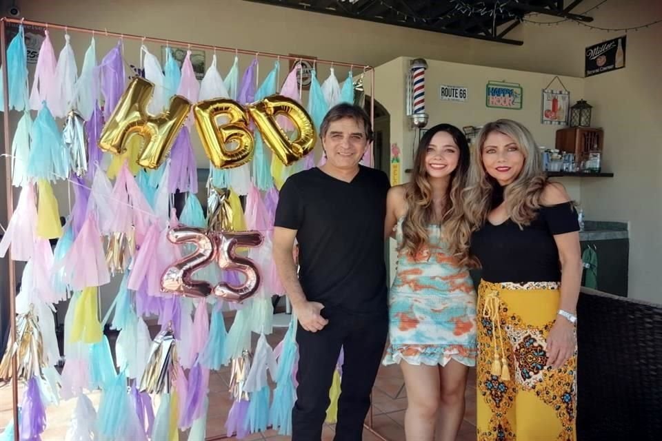 Javier Jiménez, Belinda Jiménez Kutugata y Lucero Kutugata de Jiménez