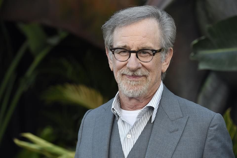 En el juego original, Steven Spielberg iba guiando al usuario desde el proceso de preproducción del filme hasta su estreno.