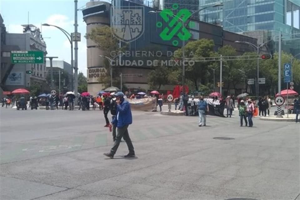 Maestros de la Sección 18 de la CNTE se han dado cita para bloquear la vialidad en ambos sentidos, lo cual ha generado cortes a la circulación.
