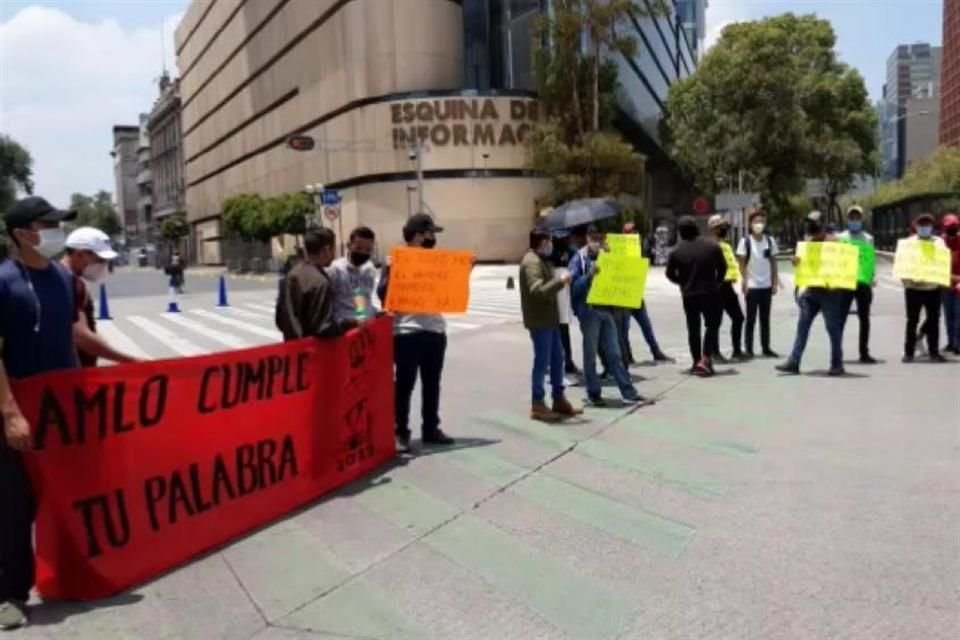 En el punto se encuentran maestros realizando un cerco a las vías de acceso a la escultura conocida como 'El Caballito'.