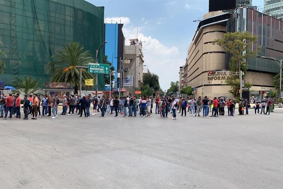 Desde ayer, montaron un plantón en la plancha del Zócalo, frente a Palacio Nacional, y amagan con no retirarse hasta conseguir lo exigido.