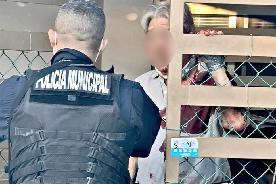 El quiropráctico Jesús Sifuentes es interrogado por un policía antes de ser trasladado a un hospital.
