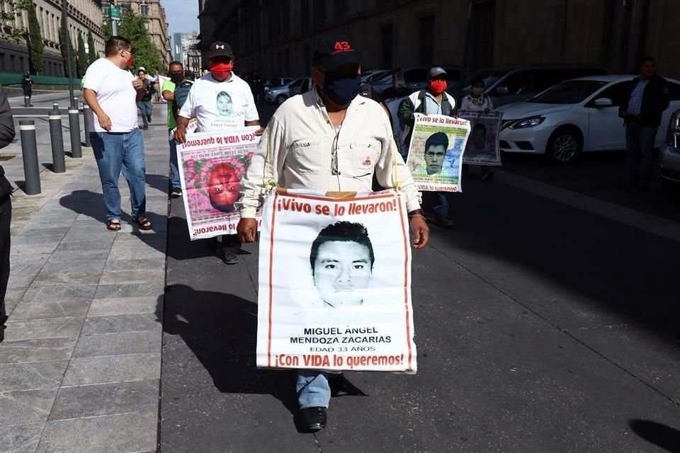 Padres de los 43 a su llegada a Palacio Nacional para una reunión en julio pasado.