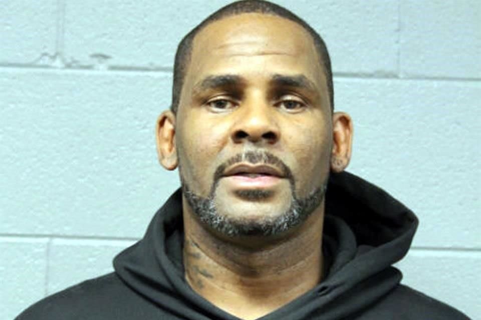 Fiscales federales acusan a tres hombres de acosar e intimidar a mujeres que denunciaron al cantante R&B R Kelly por presunto abuso.