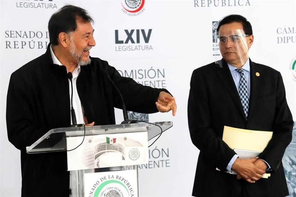 El vicecoordinador Fernández Noroña y el diputado Benjamín Robles en conferencia de prensa.