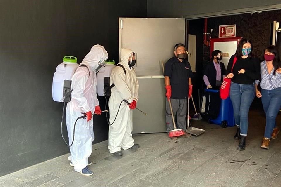 El espacio de exhibición de películas fue  sanitizado previo y posterior a las funciones.