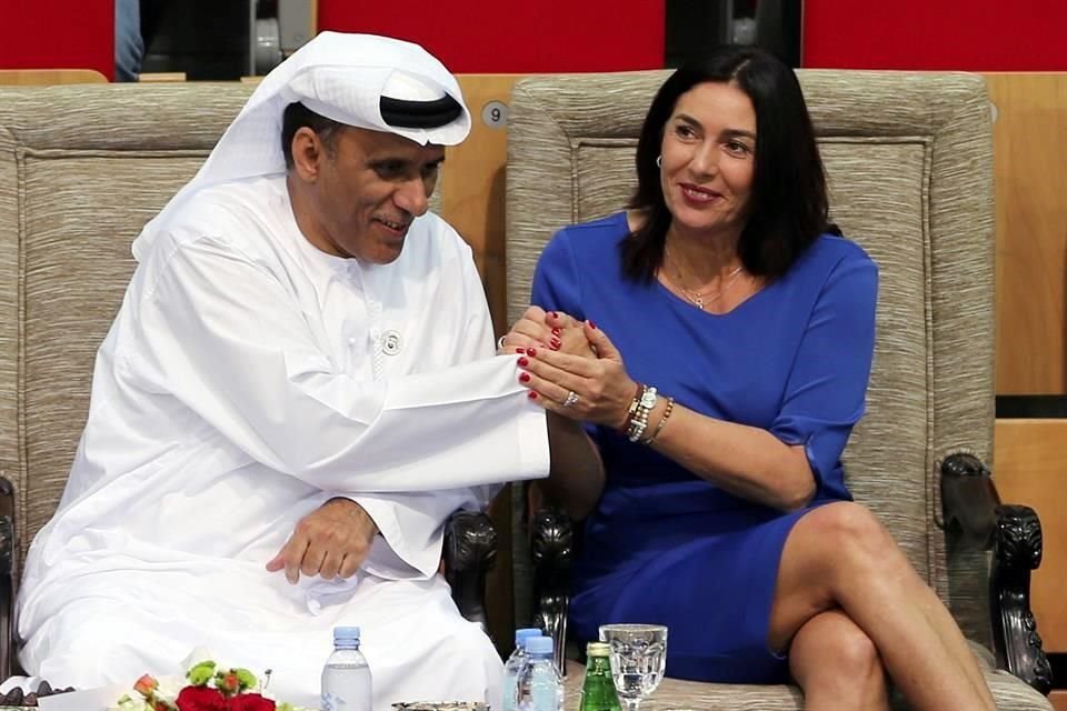 Miri Regev, ministra de Cultura de Israel, con   Mohamed Bin Tha'loob Al Derai, Presidente de la federación de lucha de EAU.