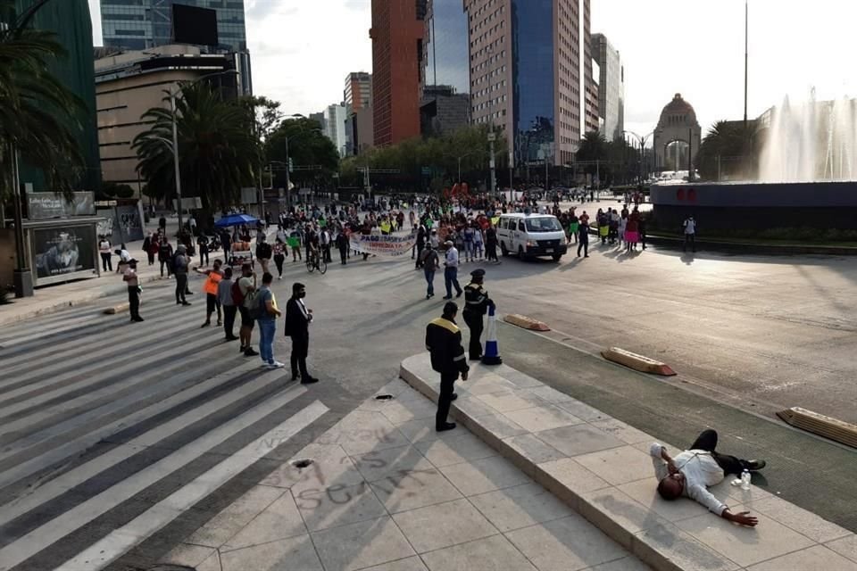 Los integrantes de la CNTE bloquen ambos sentidos de la Avenida.