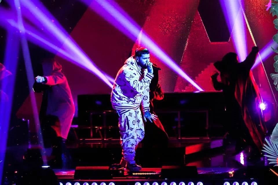 Anuel AA tomó el escenario para interpretar 'Narcos' y ?Hasta que Dios Diga'.