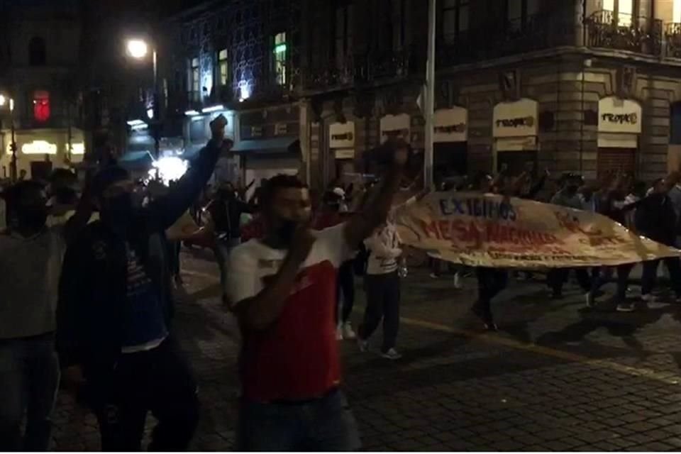 Integrantes de la CNTE se manifestaron en el Zócalo de la CDMX.