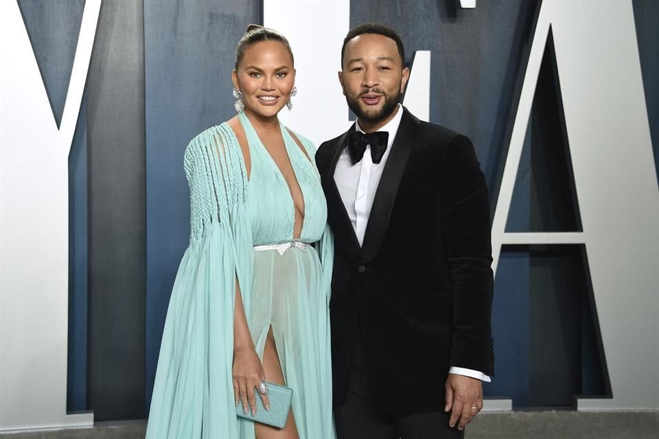 Chrissy Teigen confirmó que ella y John Legend serán padres por tercera vez.