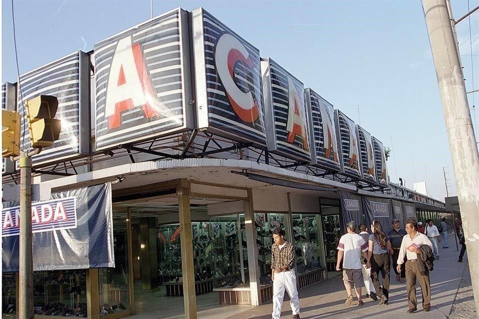 Hacia finales de la década de los 50, Canadá tenía más de 100 distribuidoras en el país, y para 1960 se extendieron a Los Ángeles, California.