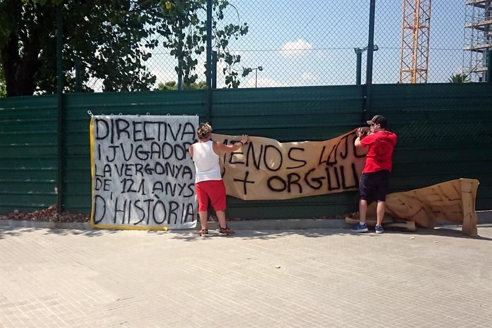 Algunas de las pancartas que colocaron afuera de la ciudad deportiva.