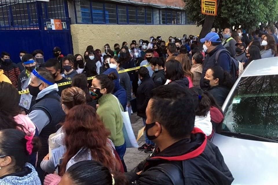 Usuarios de redes sociales reportaron aglomeraciones afuera de los centros de aplicación del examen.