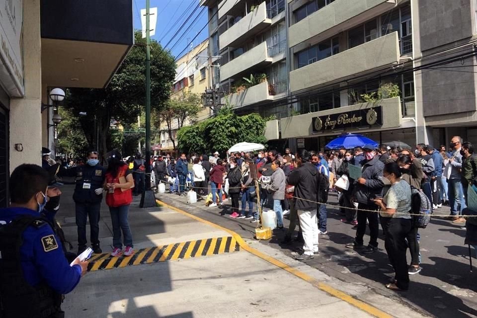 Cerca de las 11:00 horas comenzaron a salir algunos jóvenes, por lo que la aglomeración de familiares afuera de la preparatoria se hizo más fuerte.