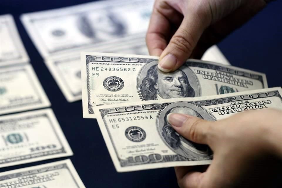 El dólar libre inició la jornada con un retroceso de 5.12 centavos