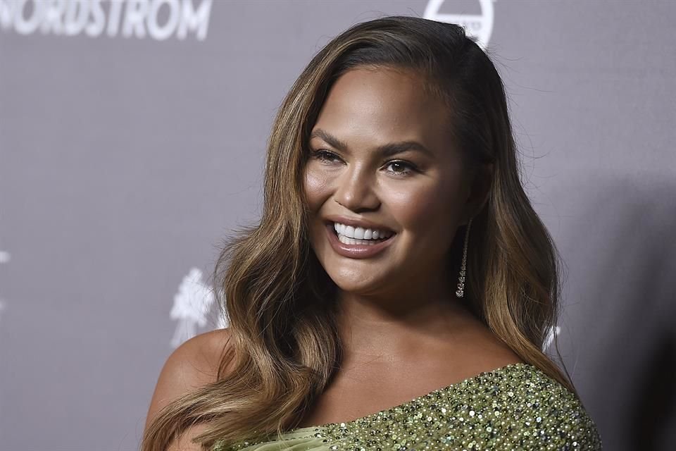 Chrissy Teigen dijo que antes de someterse a cirugía se hizo una prueba de embarazo que salió negativa cuando en realidad no lo era.