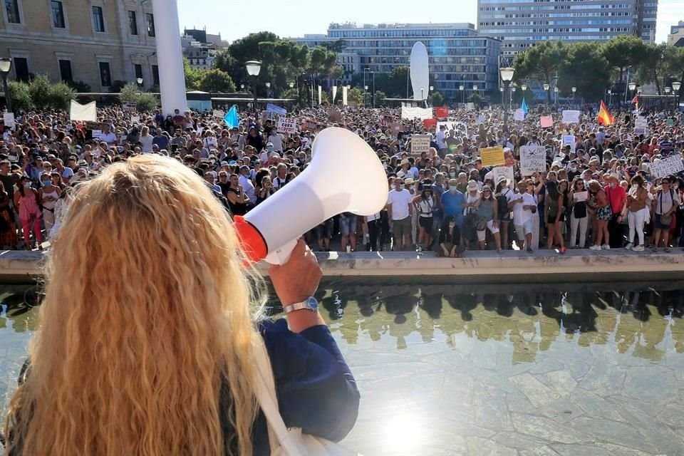 Miguel Bosé convoca a unirse a marcha contra el uso de mascarillas, pero no fue visto entre la multitud.