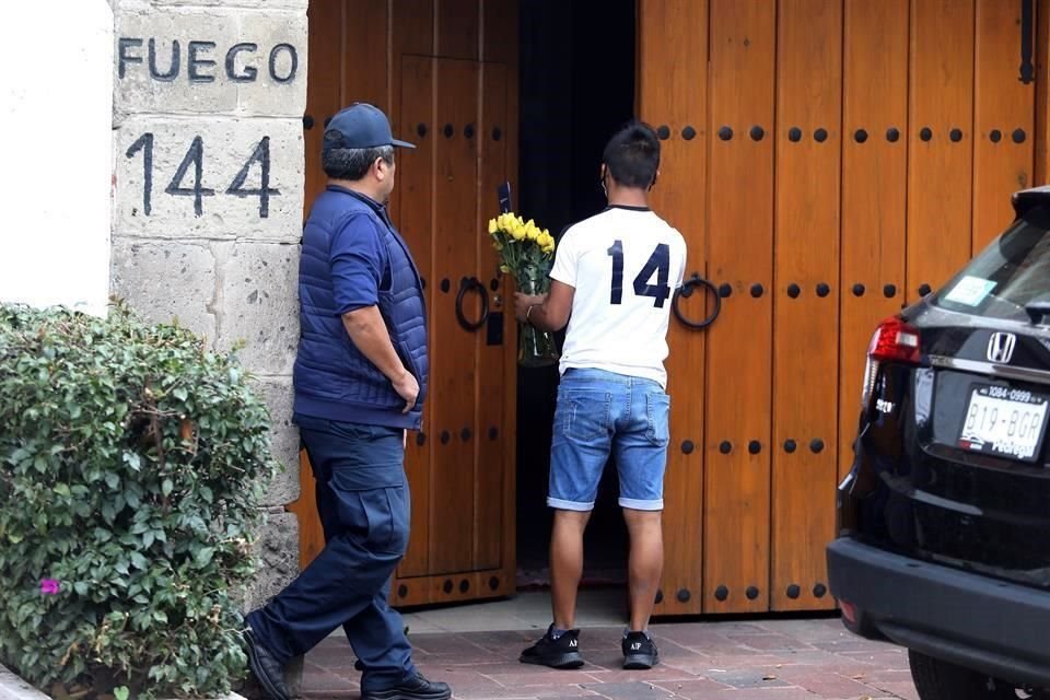 Flores amarillas también fueron entregadas por el fallecimiento de Barcha.