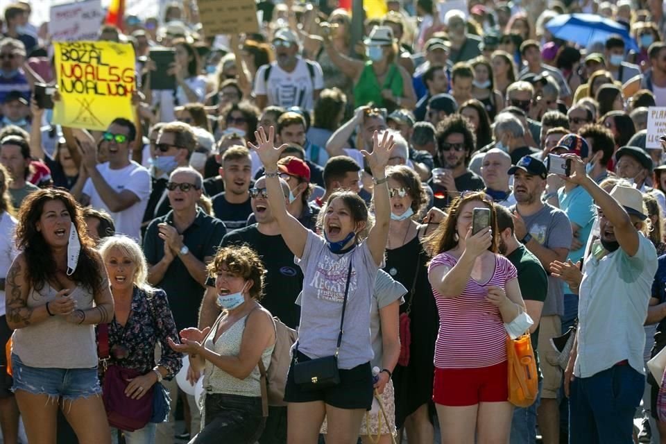 La manifestación fue convocada por medio de redes sociales y congregó a unos 2 mil 500 asistentes en la Plaza de Colón.