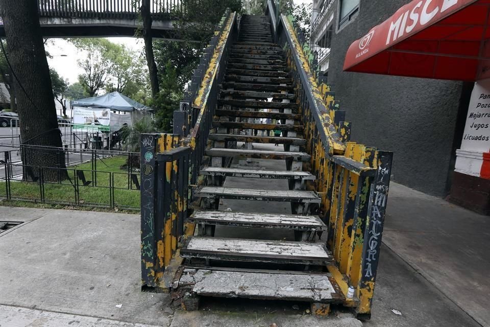 De los 791 puentes peatonales que aún existen en la CDMX, más de la mitad aumentan el peligro de sufrir un accidente.