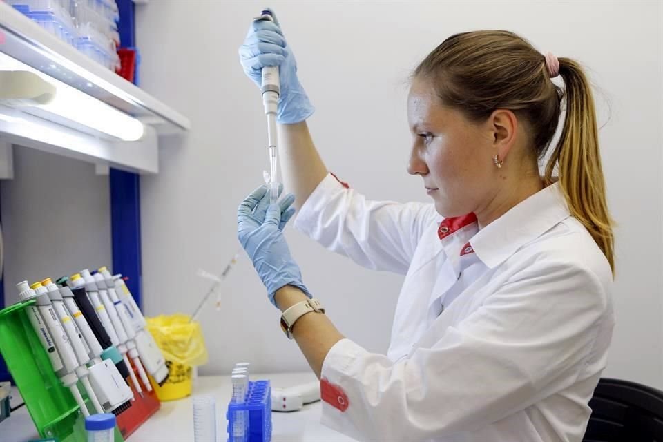 Una científica en el Centro Nacional de Epidemiología Nikolai Gamaleya trabaja en la vacuna rusa contra el Covid.