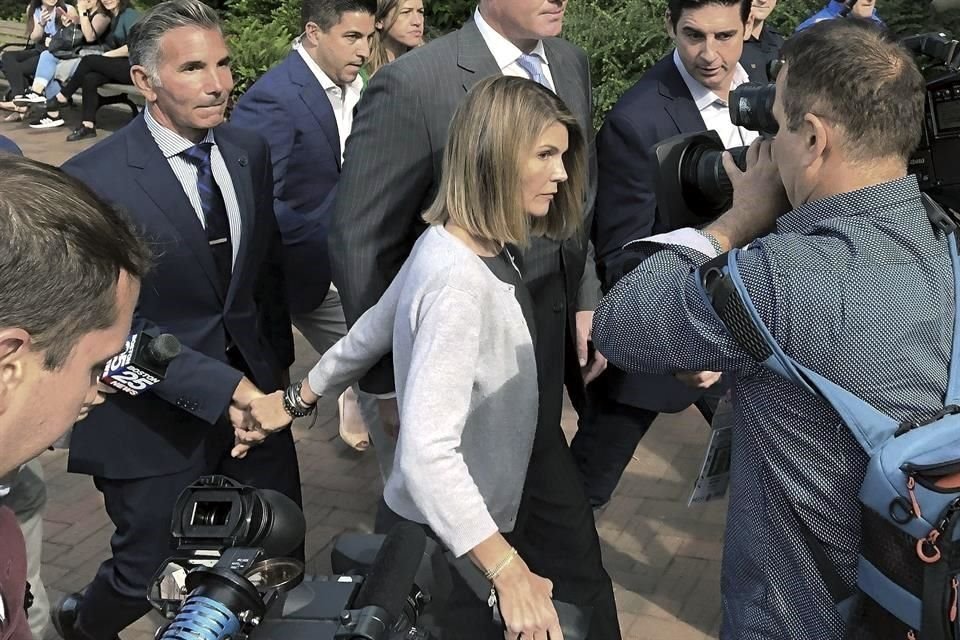 Fiscales federales solicitaron a un juez que Lori Loughlin pase dos meses en prisión.