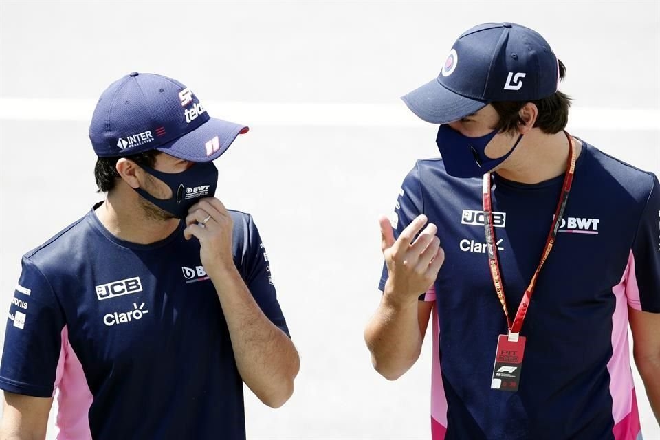 Checo Pérez (izq.) era cuarto lugar cuando recibió bandera azul para que dejara pasar al puntero Lewis Hamilton, pero no hizo caso en las primeras indicaciones.