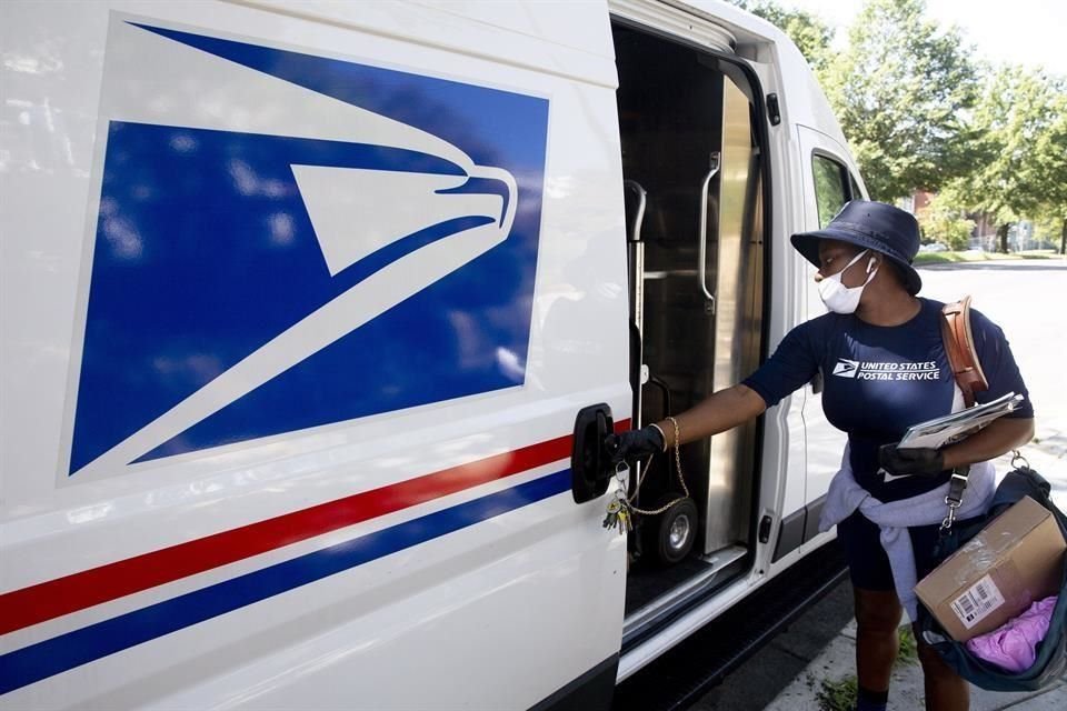 El director de correos de EU dijo que suspenderá los recortes programados al servicio postal, en medio de incremento de votación por esa vía.