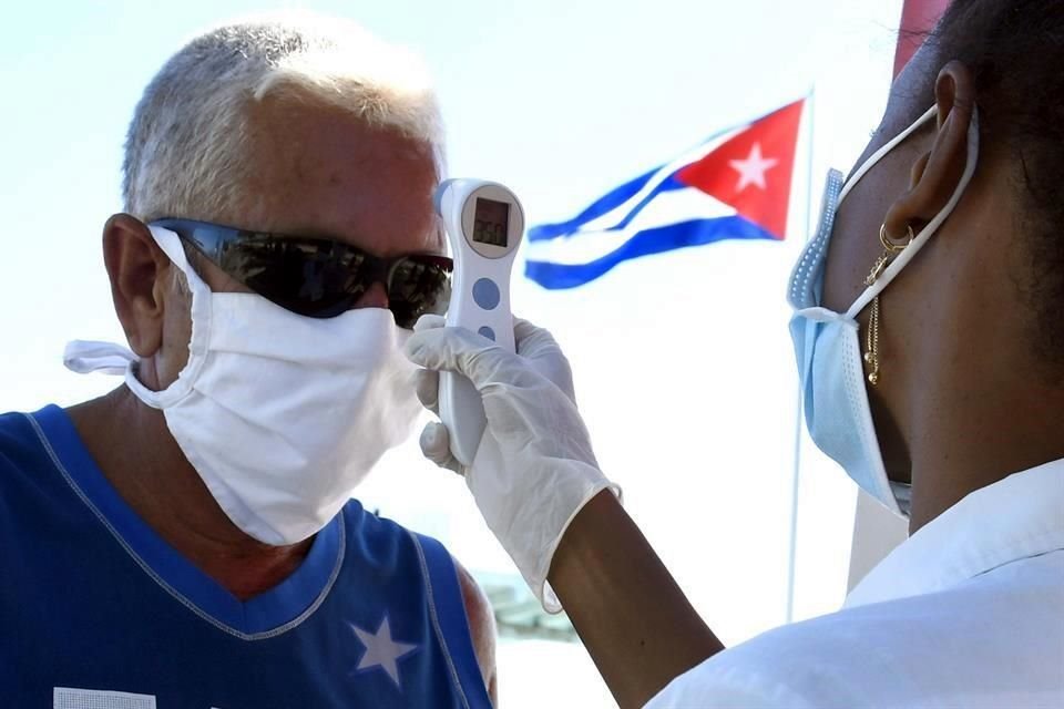 Personal sanitari verifica la temperatura corporal de un conductor, en La Habana, Cuba.