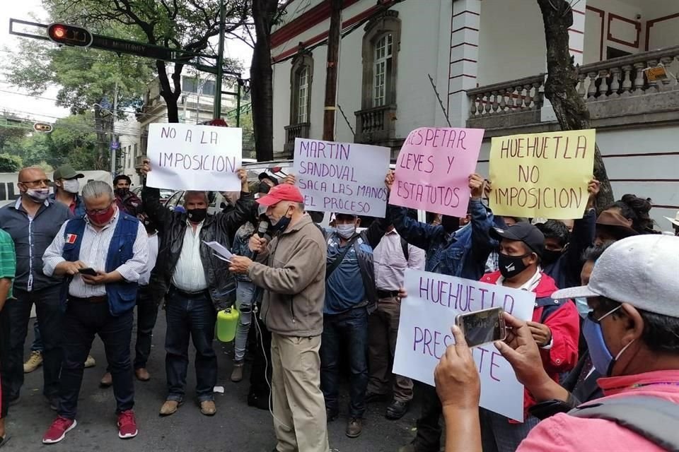 Alrededor de 200 manifestantes llegaron este miércoles a la casona de Chihuahua, en la Colonia Roma.