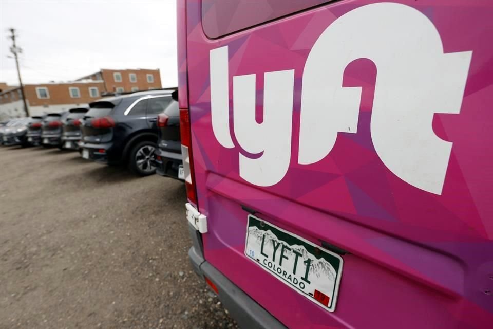 Según una orden judicial, Uber y Lyft deberán convertir a sus conductores de contratistas a empleados con beneficios en California.