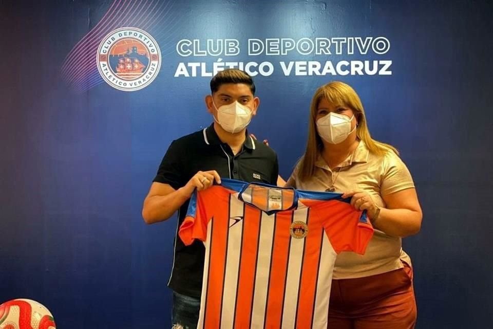 El ex mediocampista de Tigres posó con la playera del Club Deportivo Atlético Veracruz.