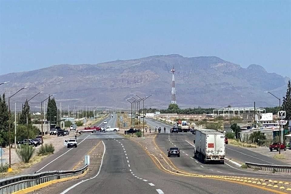 Los productores bloquearon ambos sentidos de la carretera federal.