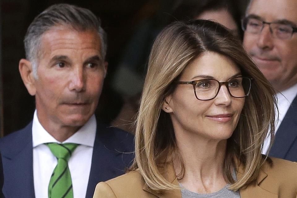 Mossimo Giannulli pasará cinco meses en prisión por su participación en el fraude universitario; se espera que Lori Loughlin, su esposa, obtenga una sentencia de dos meses de cárcel.