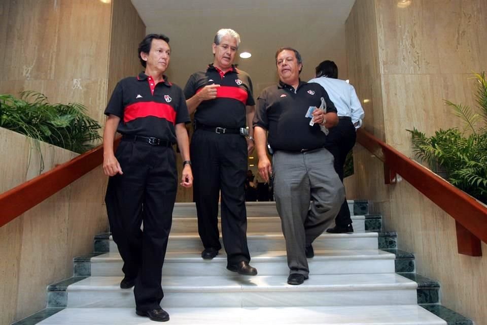 Ernesto Urrea (izq.) y Gustavo Montoya (centro) cuando eran directivos del Atlas, en 2006.