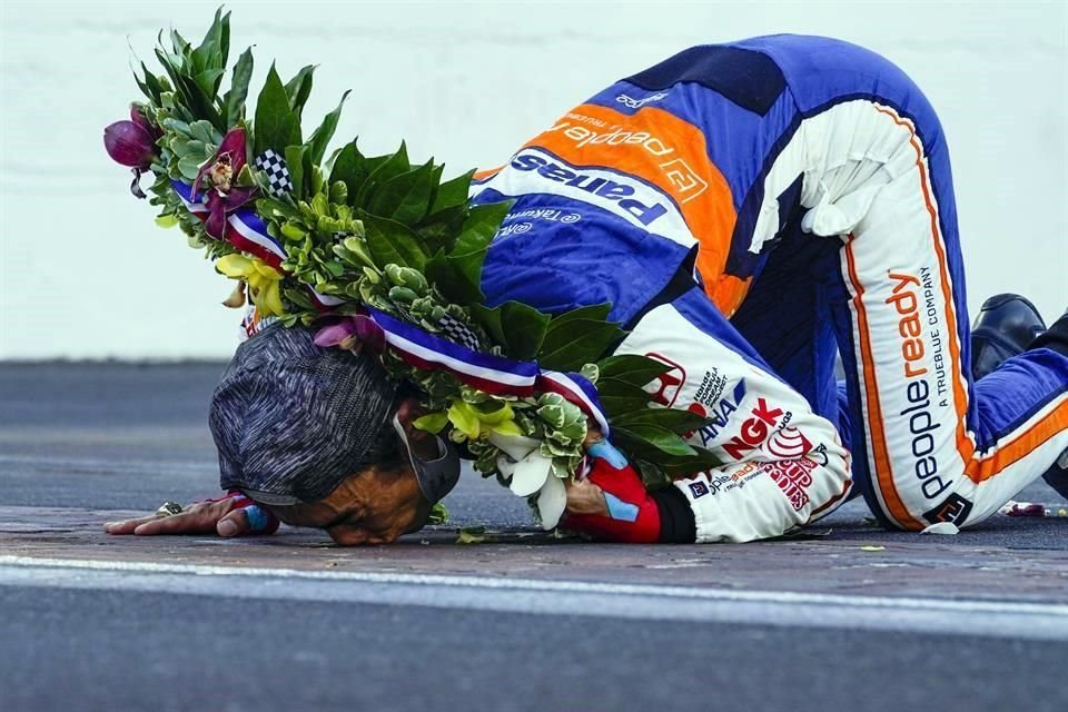 Sato, de 43 años, besó los ladrillos en la línea de meta, tras ganar la carrera.