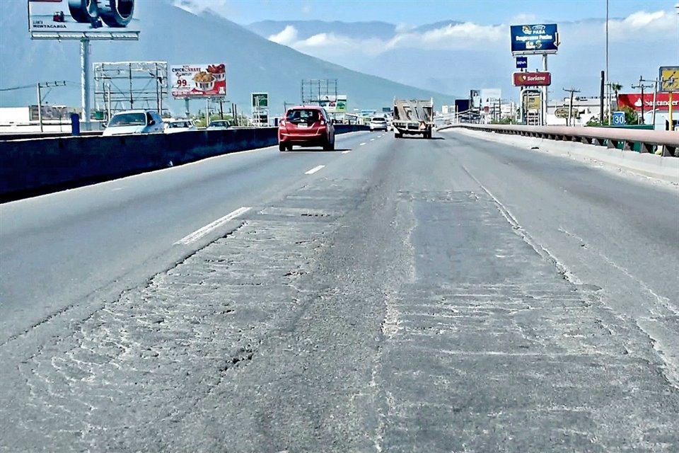Un tramo de la Carretera a Miguel Alemán, en Apodaca, luce con graves daños en el pavimento, lo que representa un riesgo para los conductores.