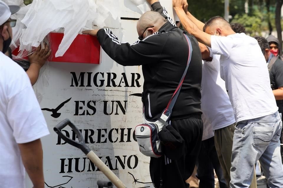 Inconformes levantaron un 'antimonumento' en la CDMX, para conmemorar años de la masacre de migrantes en San Fernando, Tamaulipas.