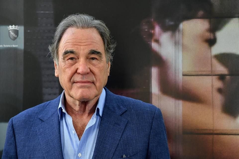 El director Oliver Stone inaugura la primera experiencia de cine sobre agua durante la gira por su autobiografía.