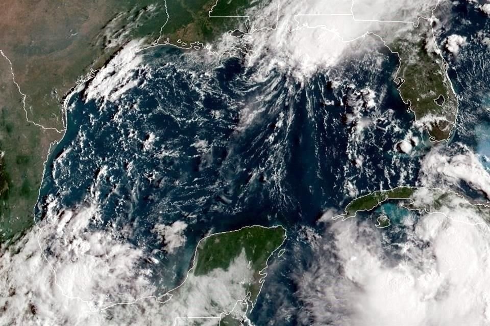 La tormenta Marco llegó a la costa del Golfo de México este lunes y se esperaba que Laura acelerara hasta convertirse en un huracán y toque tierra a mediados de semana.