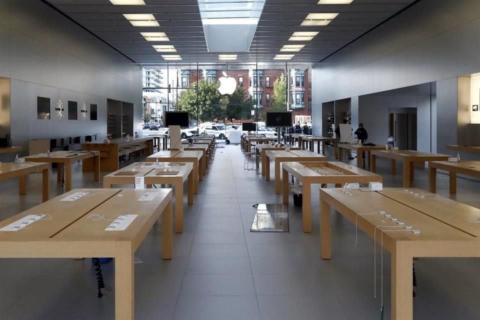 Apple cerró inicialmente todas sus 270 tiendas en Estados Unidos en marzo cuando la pandemia comenzó a extenderse.