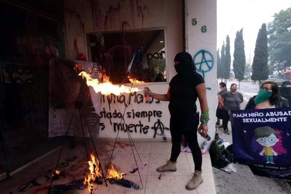 'Nosotros queríamos que esto fuera más pacífico, pero con esto no se puede', refirió una de las manifestantes.