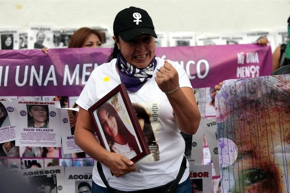 Yesenia Zamudio acudió ayer al búnker de la Fiscalía General de Justicia.