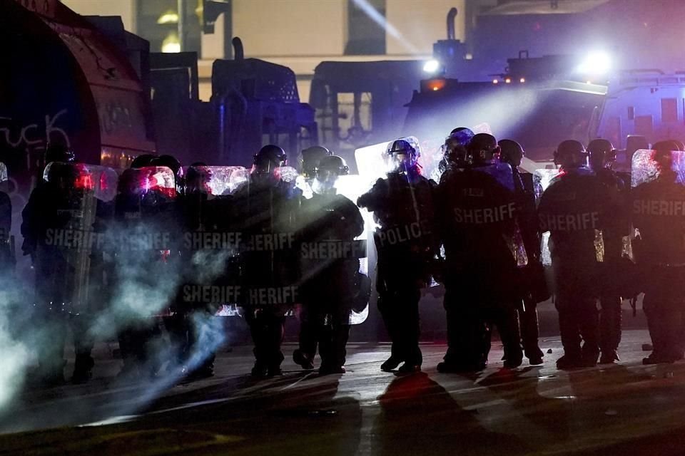 La Policía lanzó gases lacrimógenos y disparó balas de goma para dispersar a los manifestantes reunidos afuera del Palacio de Justicia del Condado de Kenosha, que fue atacado ayer.