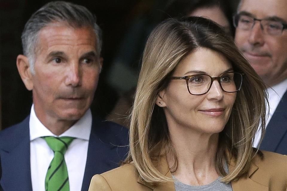 Lori Loughlin y su esposo, Mossimo Giannulli, deberán ingresar a prisión en noviembre.