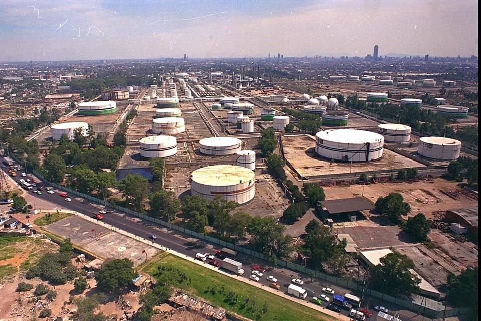 En 1991, el Gobierno federal cerró la Refinería 18 de Marzo Azcapotzalco por los altos niveles de contaminación que generaba el Valle de México.